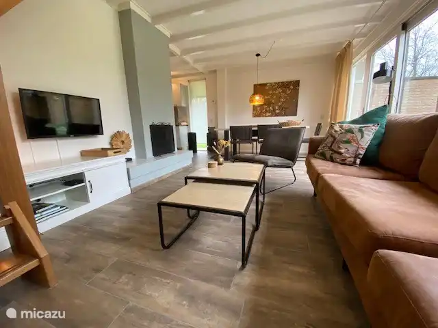 woonkamer met openhaard